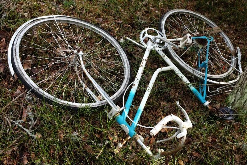 Сломанный велосипед. Заброшенный велосипед. Старый сломанный велосипед. Разбитый велосипед в лесу.