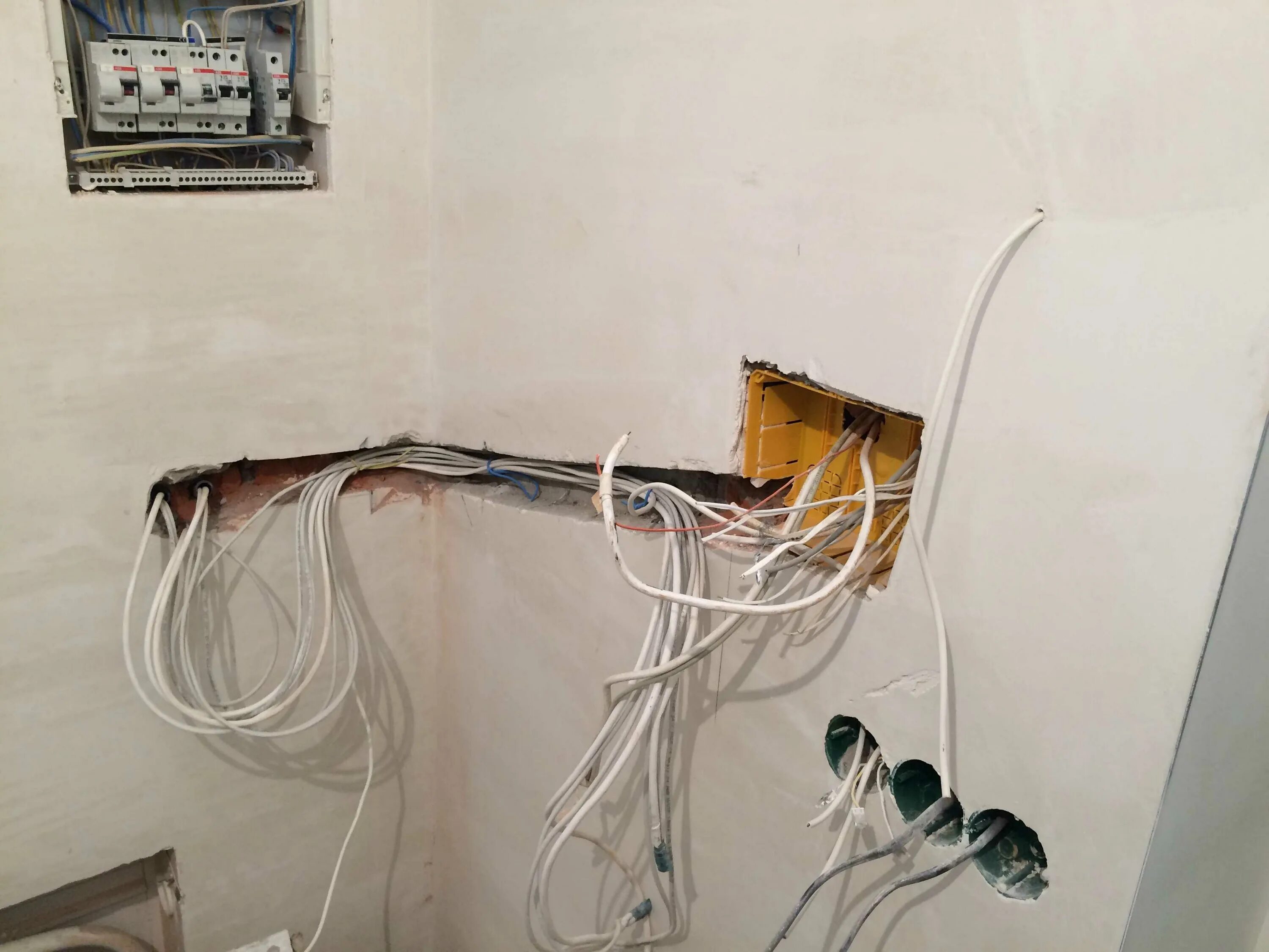 Монтаж электропроводки в квартире. Кабель на стене. Электрика в квартире. Провода для квартирной электропроводки.