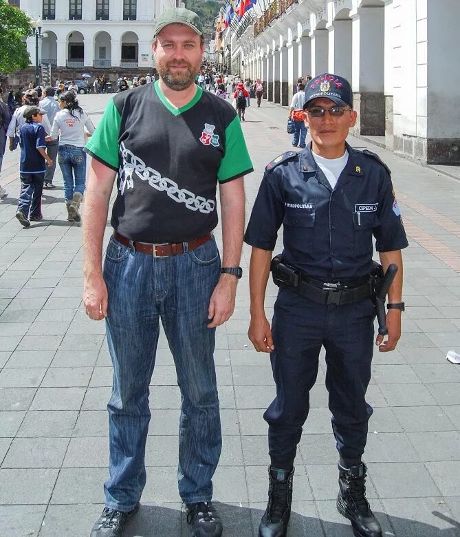 Оптимистка в штатском. Полицейский в гражданской одежде. Полицейский в штатском. Оперуполномоченный в гражданской одежде. Одежда в штатском.