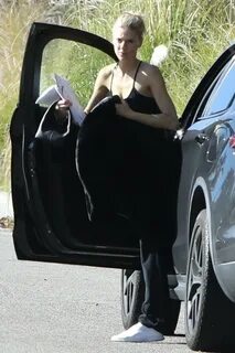 Shopping in Malibu - 11/27/2022 