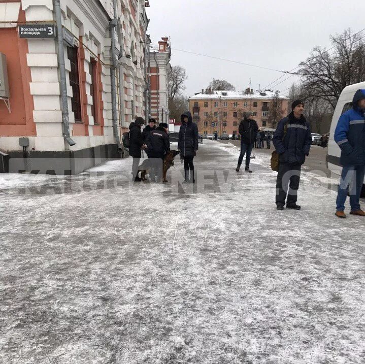 Калуга поступи. Калуга взрывы сейчас. Бомба Калуга. Эвакуация в Калуге сегодня. Заложена бомба сегодня в Калуге.