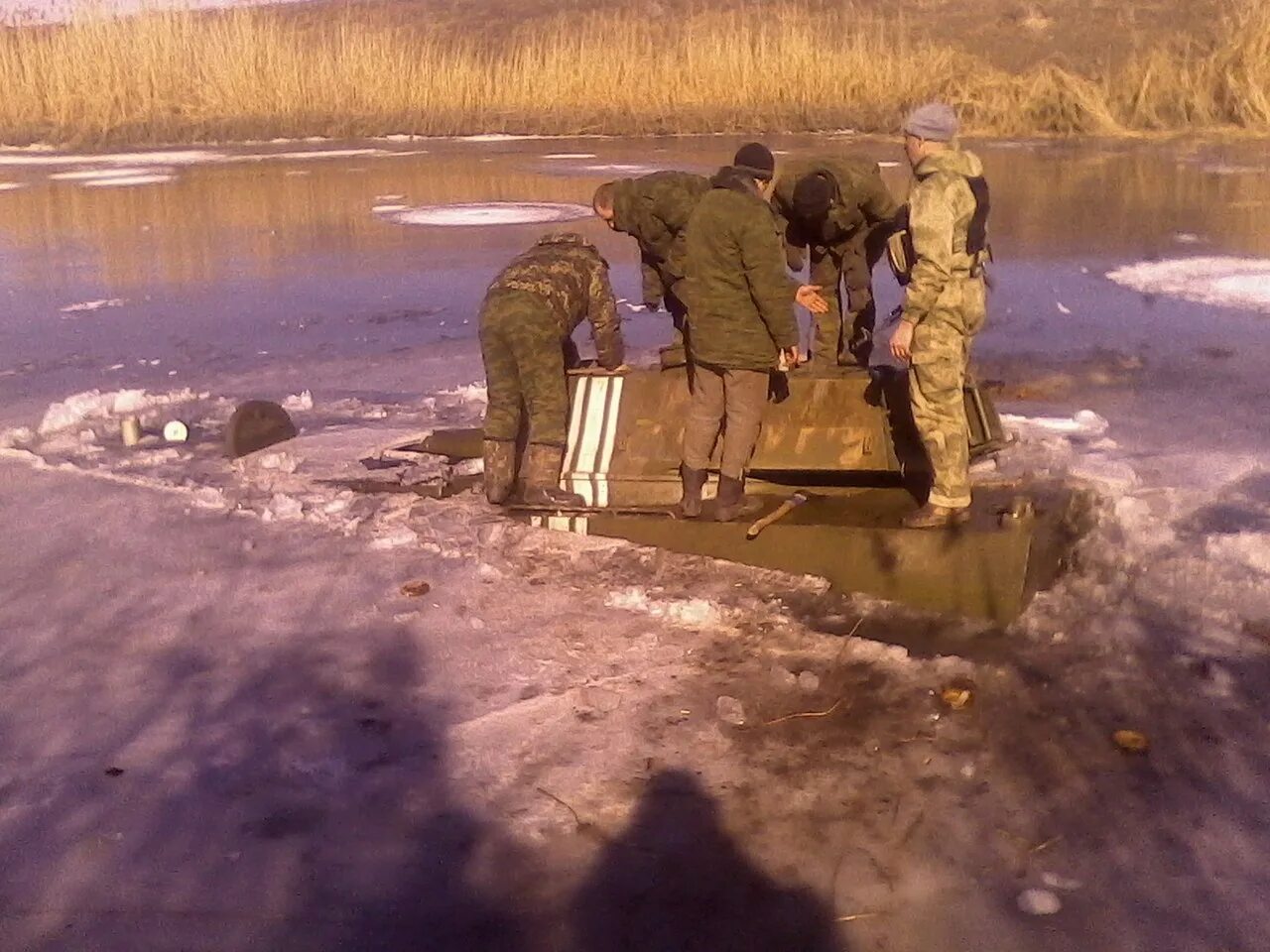 Утонувший танк на Украине. Украинский танк утонул фото. Утопленная САУ С экипажем в великих Луках. Самоходная Артиллерийская установка утонула. Утопающая украина