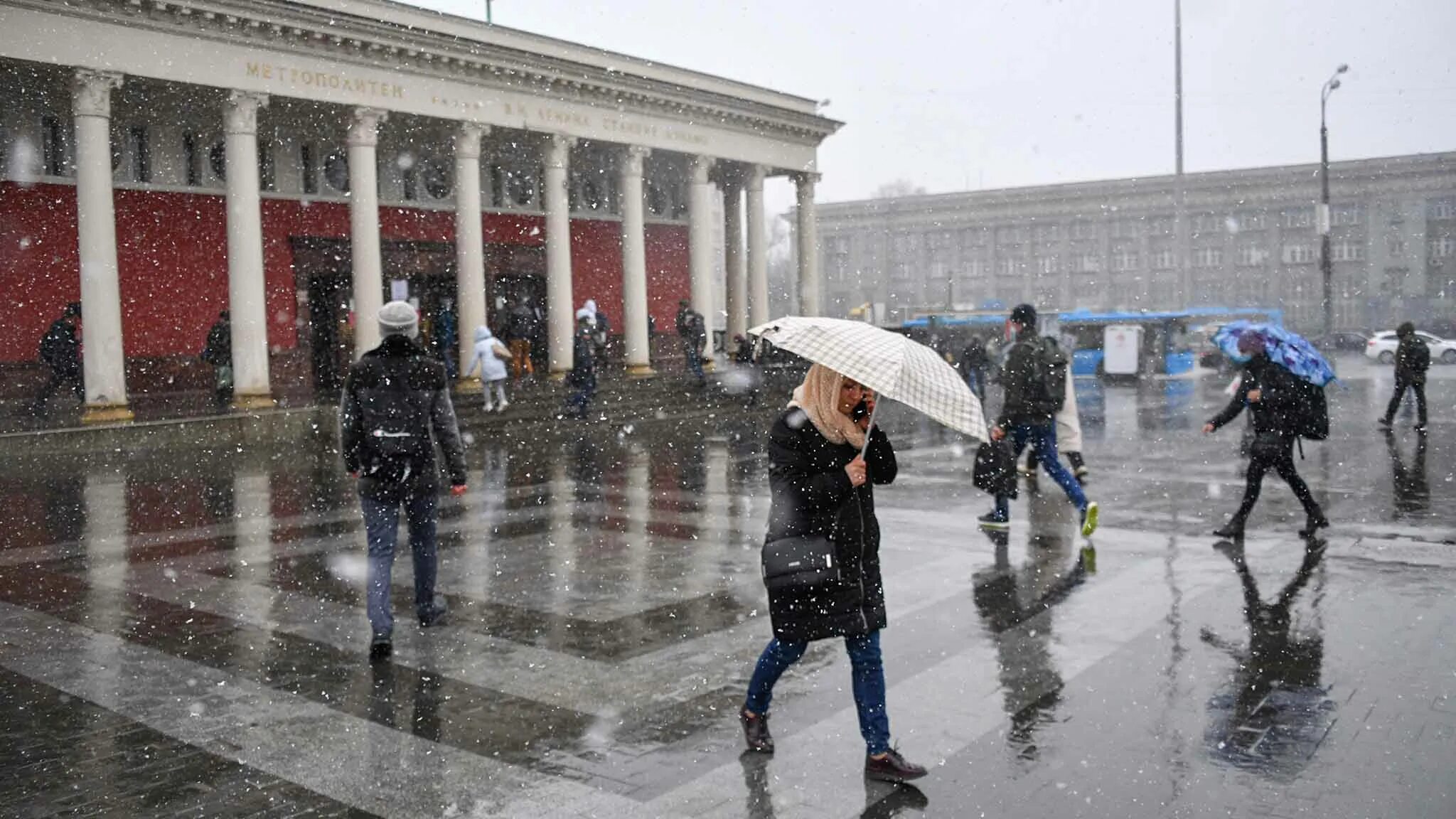 Первый снег в Москве. Дождь со снегом в Москве. Мокрый снег в Москве. Москва в ноябре.