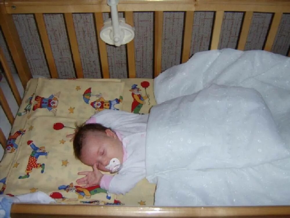 пеленание ручек новорожденного на ночь. пеленание на сон. пеленать новорожденного. до скольки месяцев пеленать ребенка. до скольки можно пеленать ребенка на ночь.