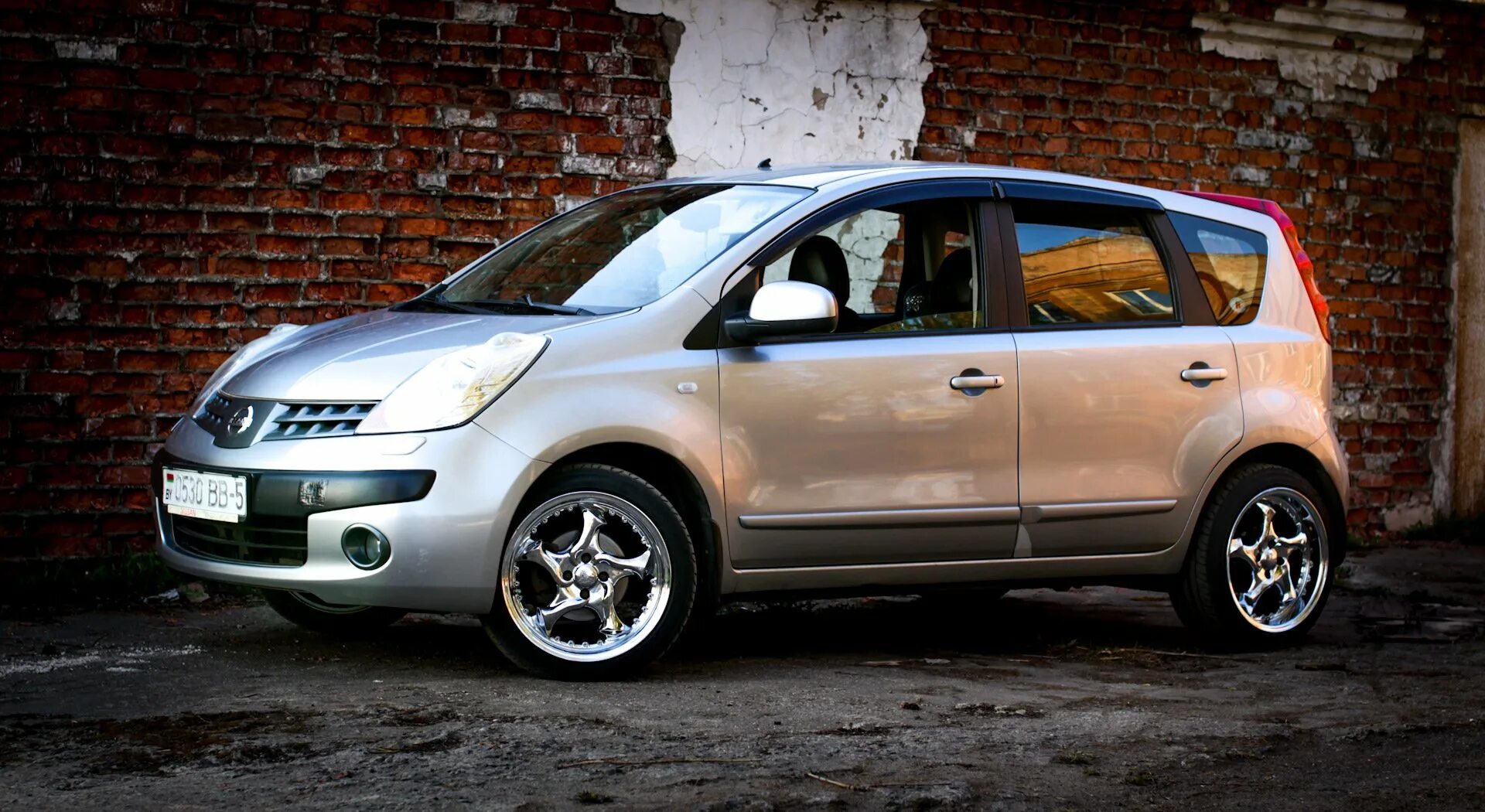 Nissan note 11. Ниссан ноут е11. Диски Ниссан ноут е11. Nissan Note на литье.