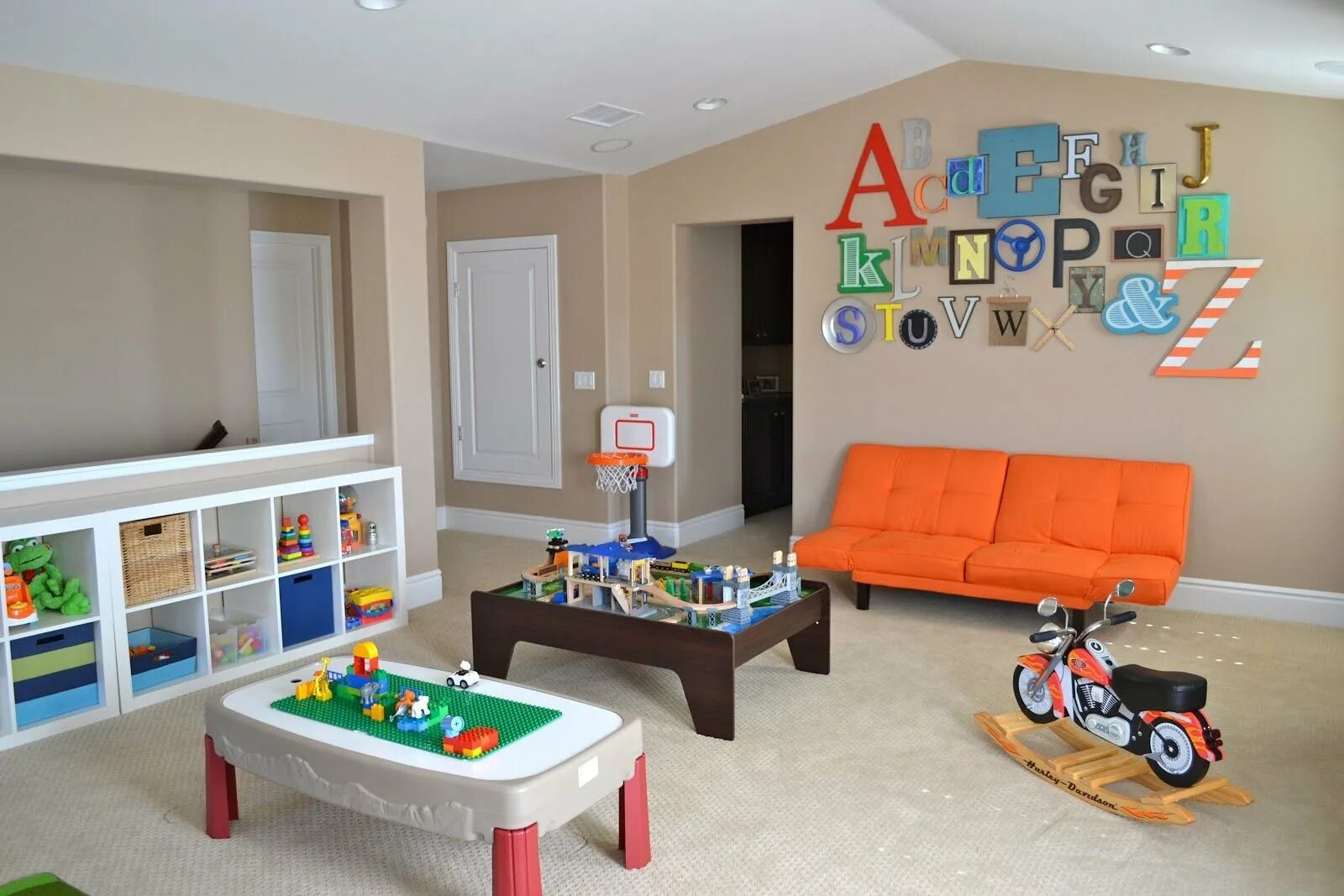 Игровая зона дома. Игровая комната. Детская игровая комната. Игровая комната для детей. Игровая комната дизайн.