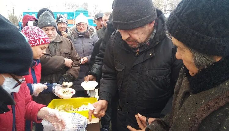 Саранск помощь бездомным. Обеды для бездомных. обед для бездомных в курске. благотворительные обеды курск новый год. помощь бездомным курск.
