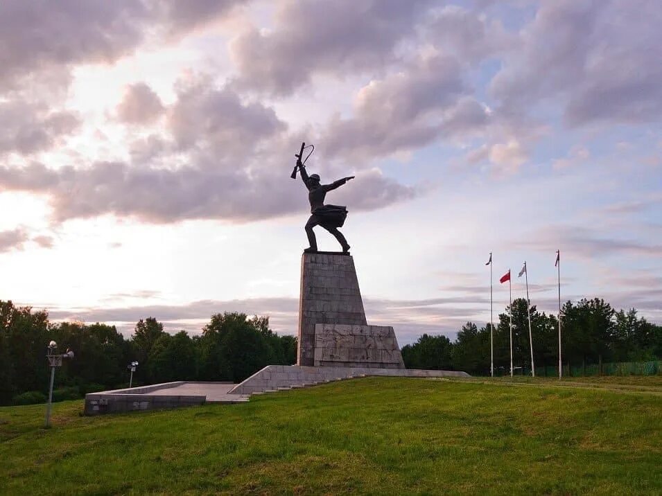 Памятник в яхроме. Дмитров мемориал Перемиловская высота. Монумент Перемиловская высота. Мемориал Перемиловская высота в Яхроме. Перемиловская высота в Яхроме.