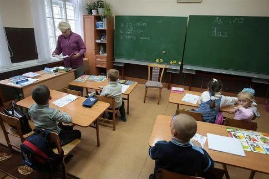 Малокомплектная школа урок. Малокомплектные сельские школы. Сельская школа урок Молдова. Малокомплектная школа фото. Малокомплектная школа фото в классе.