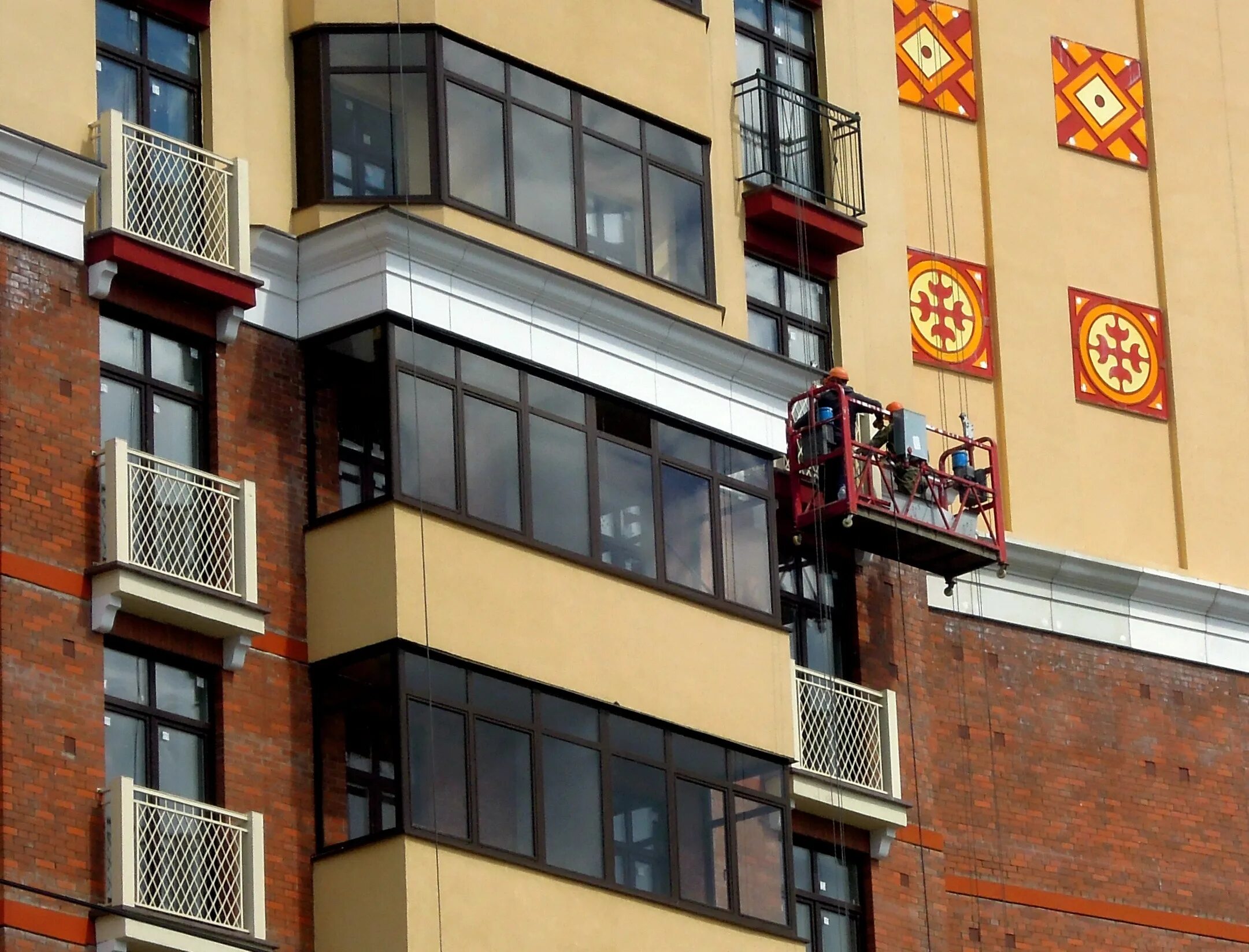 Лоджии здание. Балкон фасад. Лоджия на фасаде. Балконы многоэтажек. Застекленные балконы в многоэтажках.