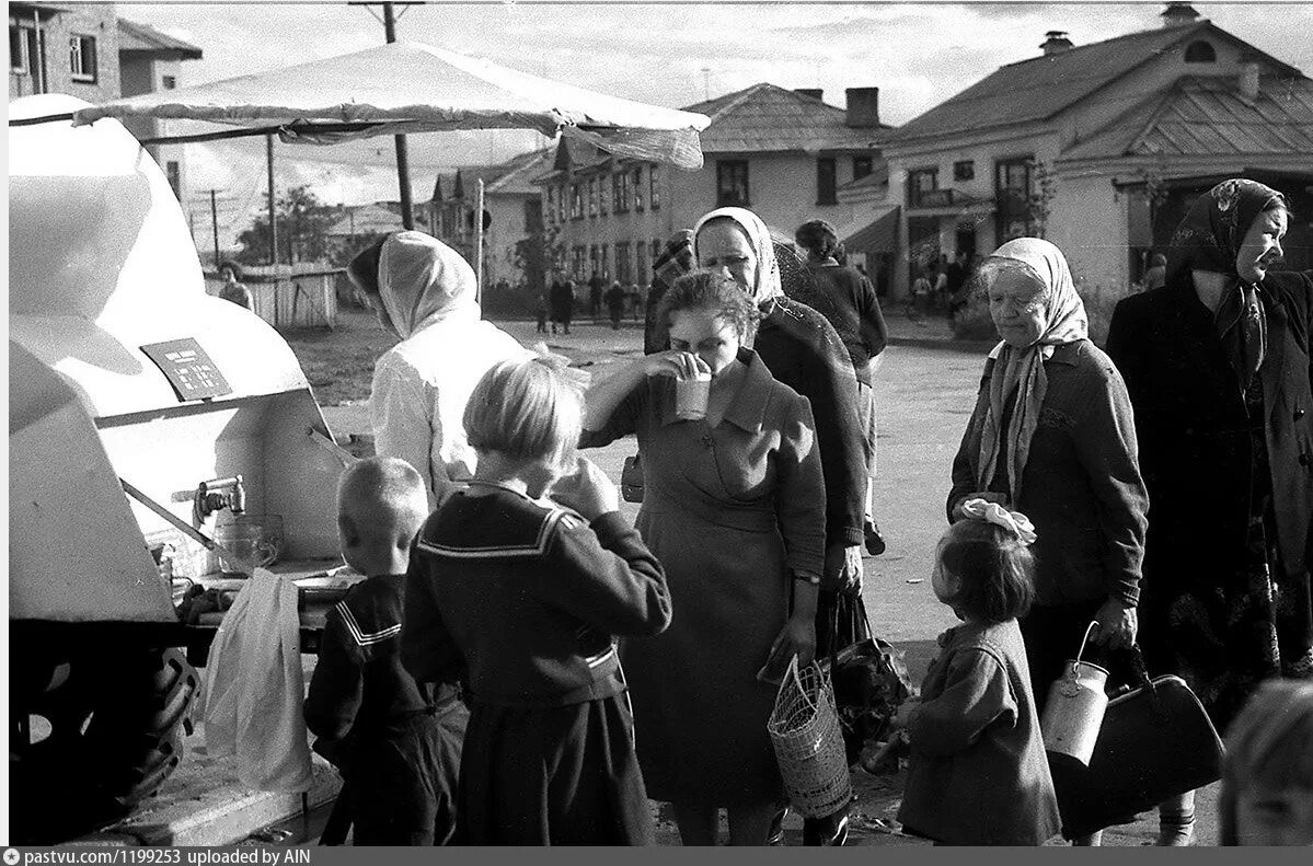 Улица Горького Нелидово. СССР 60-Е годы. 1960 Год СССР. Советские люди 1960. Бочков время воды