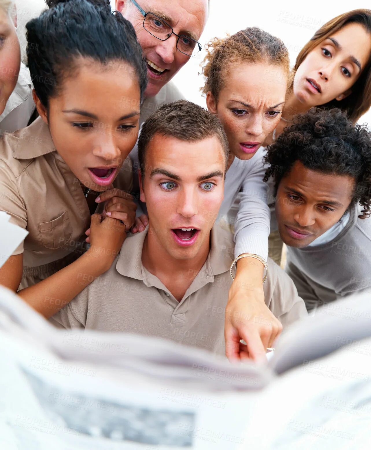 Удивление несколько человек. Группа людей удивление. Массовое скопление людей. Толпы удивленных. Много людей смеются.