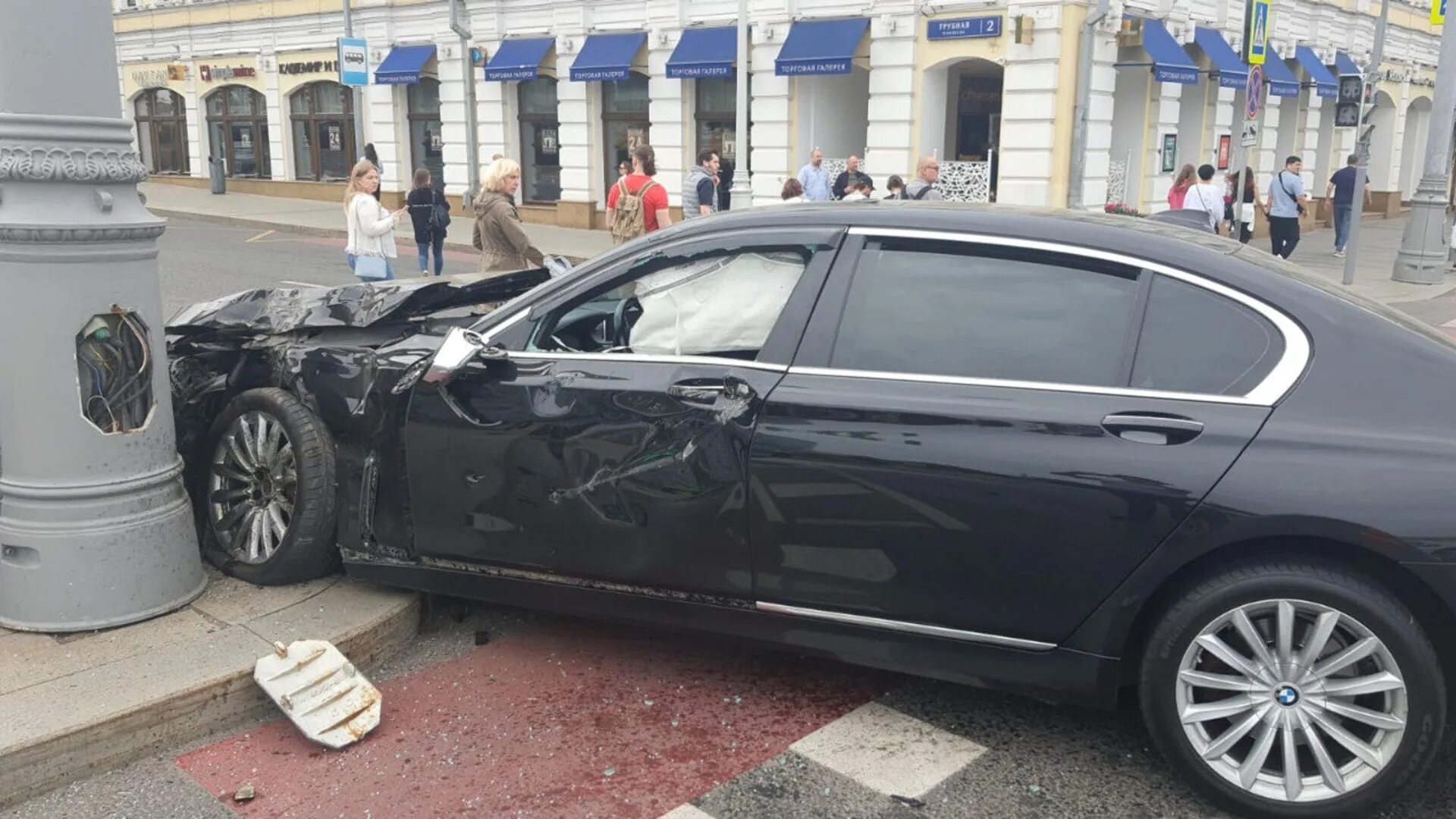 28 июня 20. Инфинити в центре Москвы сбил пешеходов.