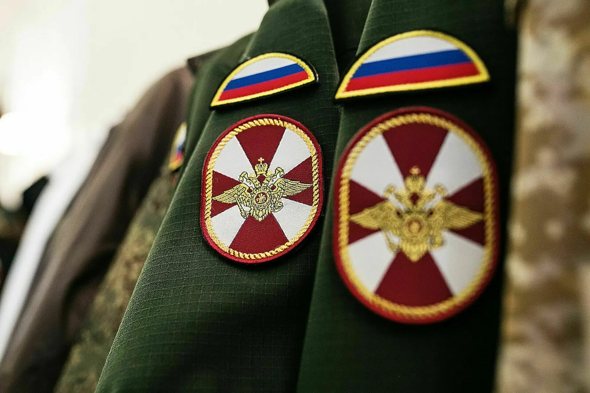 Цвет росгвардии. Росгвардия саки. пальто нацгвардии россии. шкаф с формой росгвардии и мвд. виды формы силовиков росгвардии.