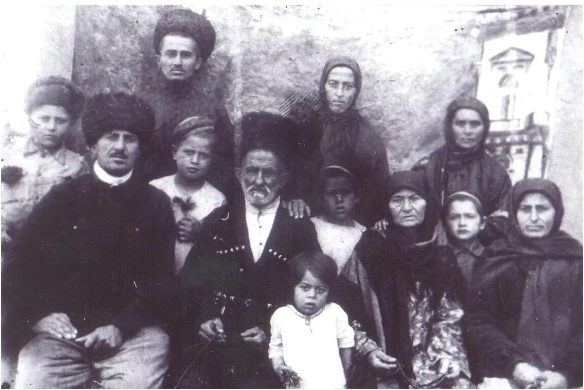 Ингушская семья. Ингуши фото. Ингуши крестьяне. Ингушская семья. Многодетная семья в ингушетии.