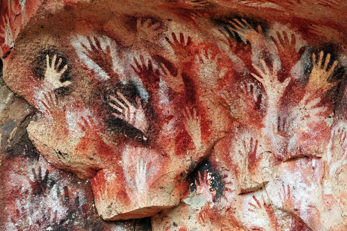 Первобытная рука. Пещера Куэва-де-Лас-Манос. Пещера Куэва-де-Лас-Манос Аргентина. Пещера Альтамира Отпечатки рук. Пещера Альтамира макароны.