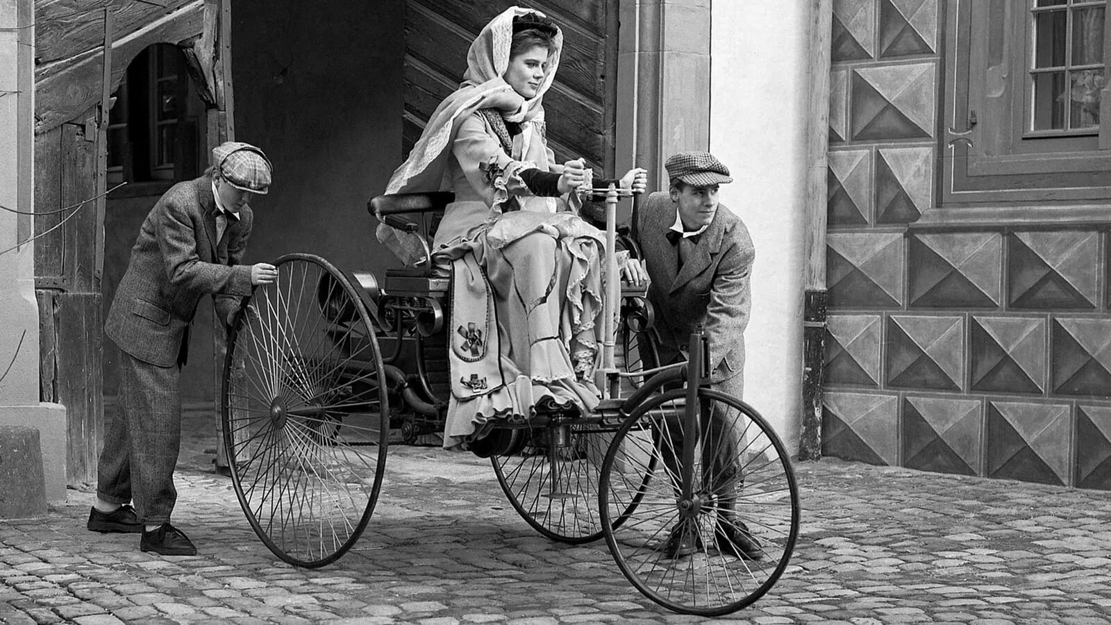 Человек на фотографии история. Первый Мерседес Бенц 1888.