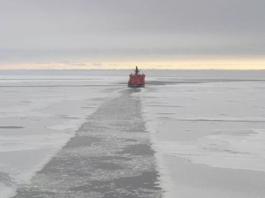 ледокол толщина льда. судоходство в северном ледовитом океане. самая большая толщина льда проходящая ледоколом. лидер ледокол мощность. ледокол арктика проекта 22220.