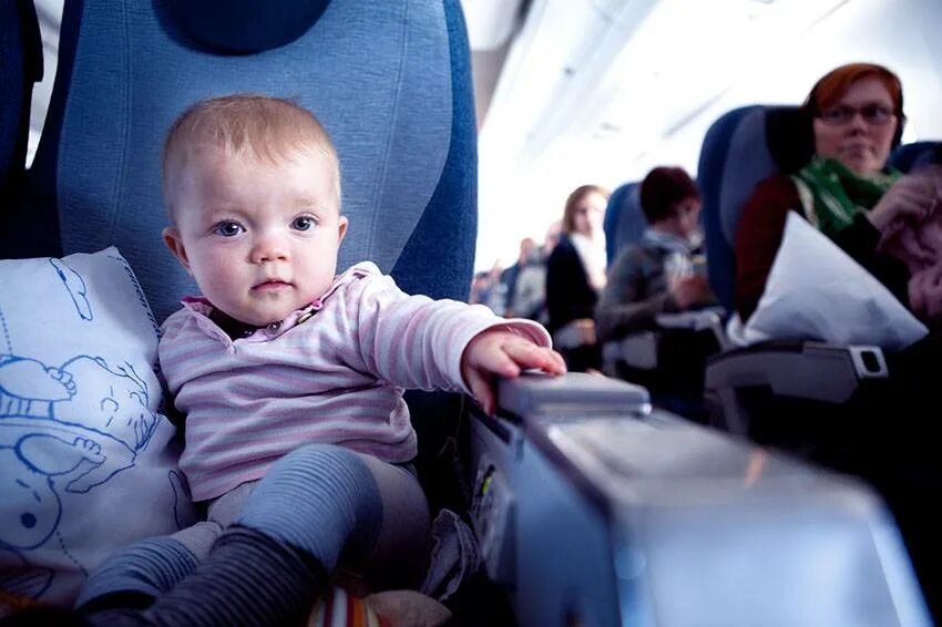 Ребенка самолетом без взрослых. Самолет для детей. Ребенок пассажир. Младенец в самолете. Пассажиры с детьми в аэропорту.