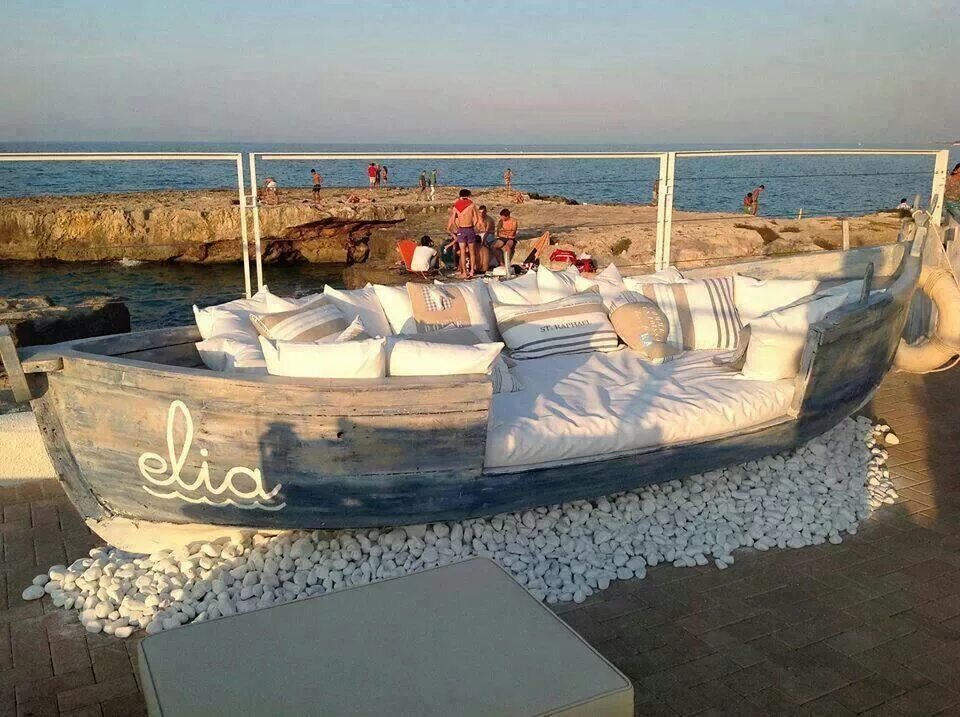 Creative unsinkable boat decor. Лодка декорация. Лодка в саду декор. Лодка в интерьере. Деревянная лодка в интерьере.