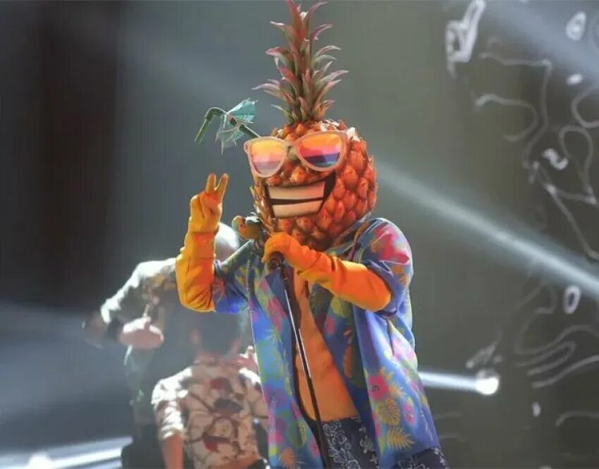 Шоу маска выступление песни. Иосиф Пригожин маска ананас. Шоу маска 2 ананас.