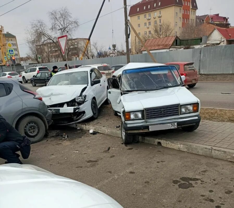 Фото машины на улице. Авария на улице Комсомольской в Астрахани. ДТП Астраханская улица. Что случилось сегодня в астрахани