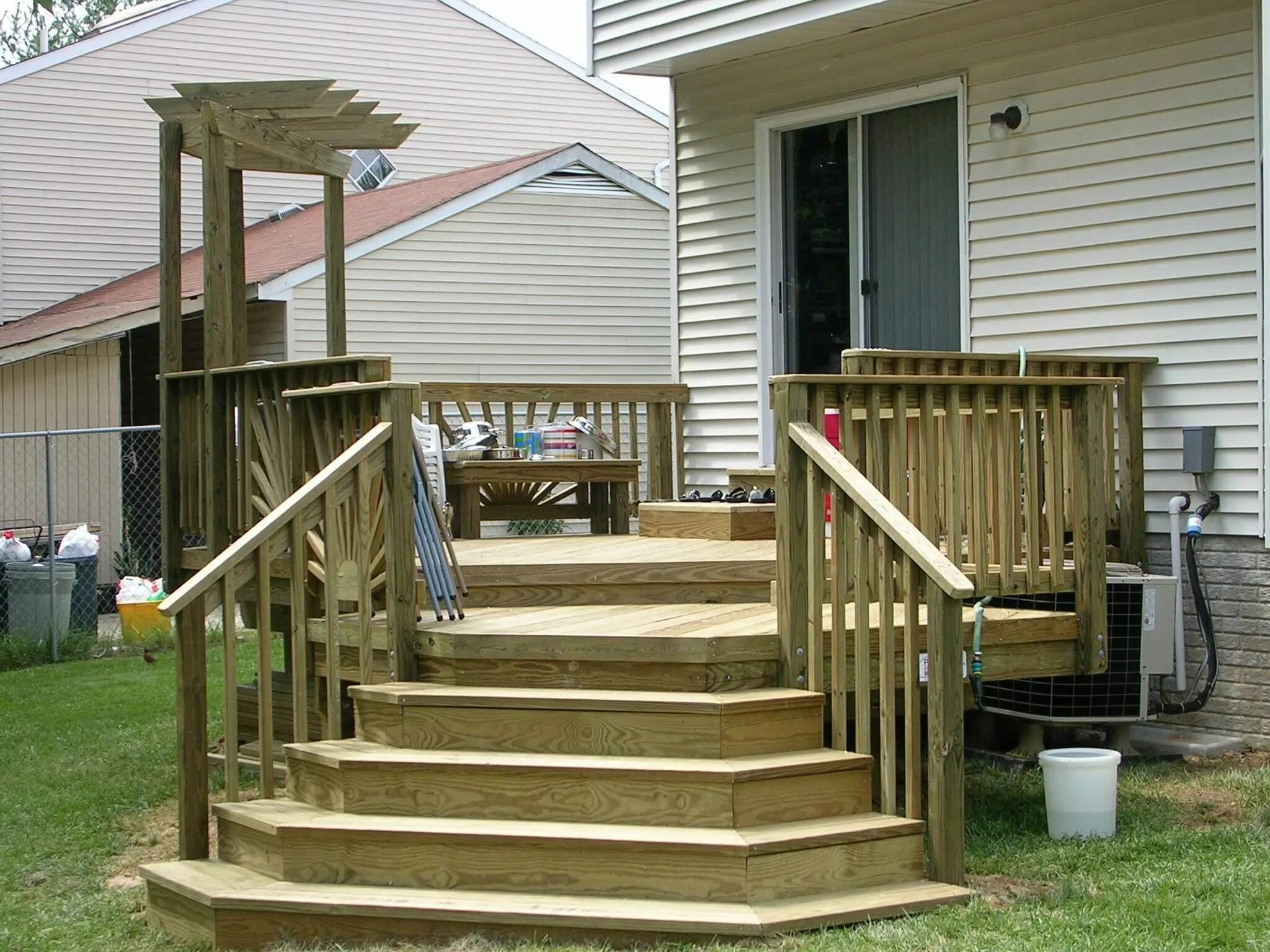 Деревянное крылечко для дачного домика. Крыльцо к деревянному дому. Деревянные перила для крыльца. Крылечки для деревянного дома. Крыльцо к деревянному дому.