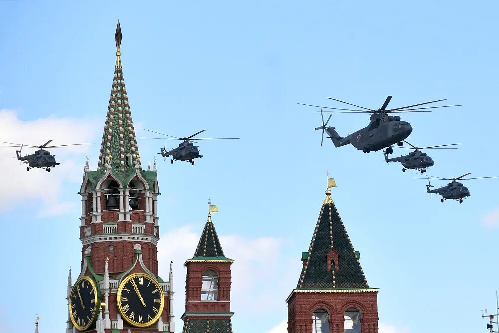 Парад победы над красной площади. Самолеты над красной площадью. Вертолеты над красной площадью. Самолеты над красной площадью парад\. Вертолет красная площадь.