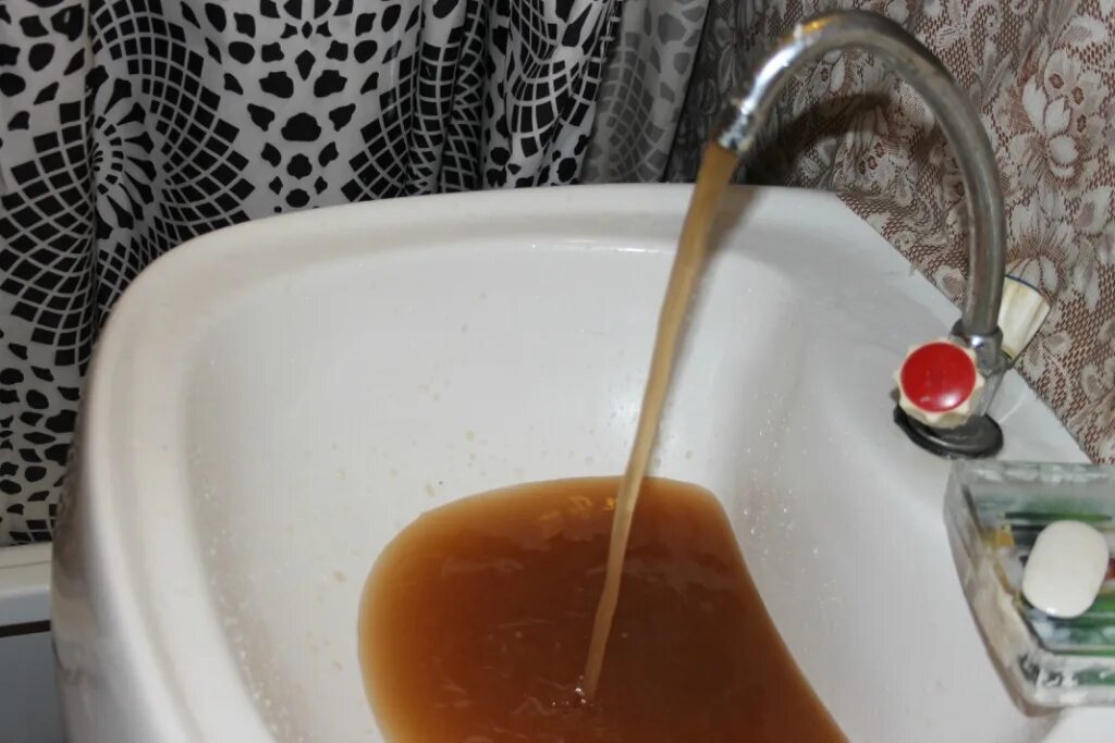 Грязная вода из крана. Ржавая вода из крана. Коричневая горячая вода. Горячая вода грязная. Коричневая вода в ванной.