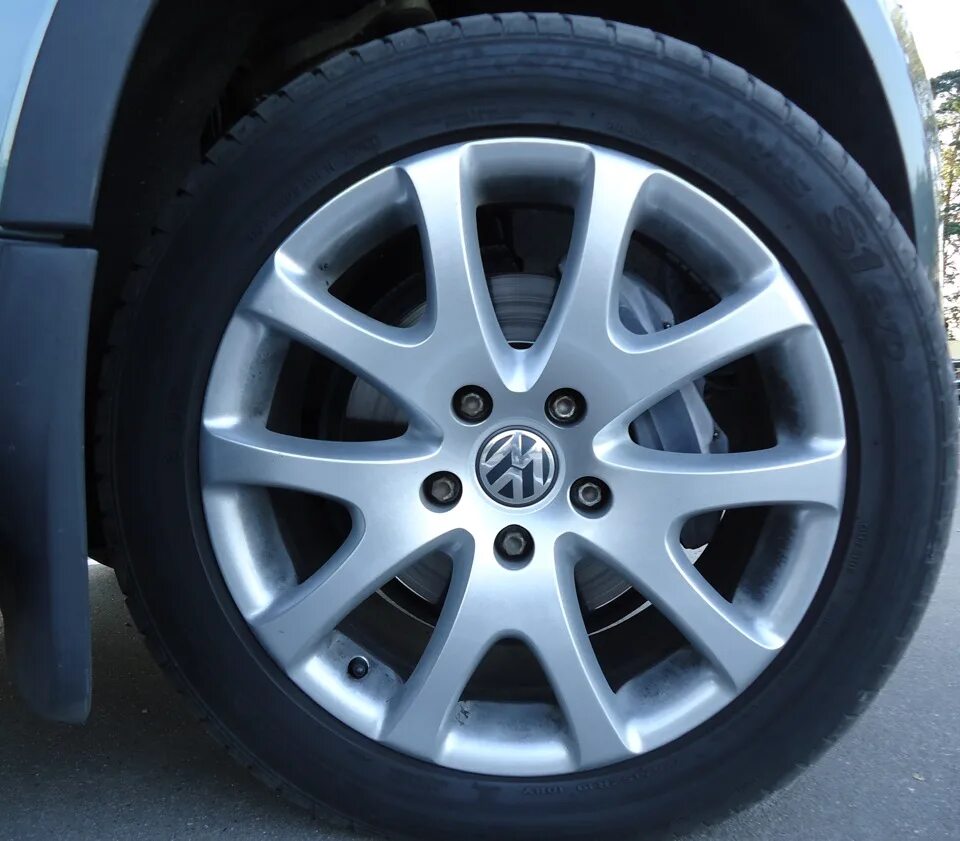 Какие диски на туарег. Диски vw touareg r19. диски vw touareg r17. диски terra r19 на туарег. оригинальные диски фольксваген туарег r17.