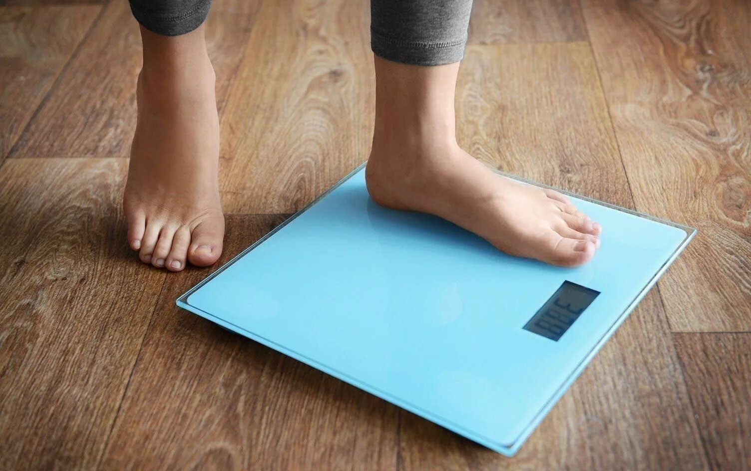 Почему на весах разный вес. Ноги на весах. Напольные весы неправильно показывают. Электронные весы показывают неправильный вес что делать.