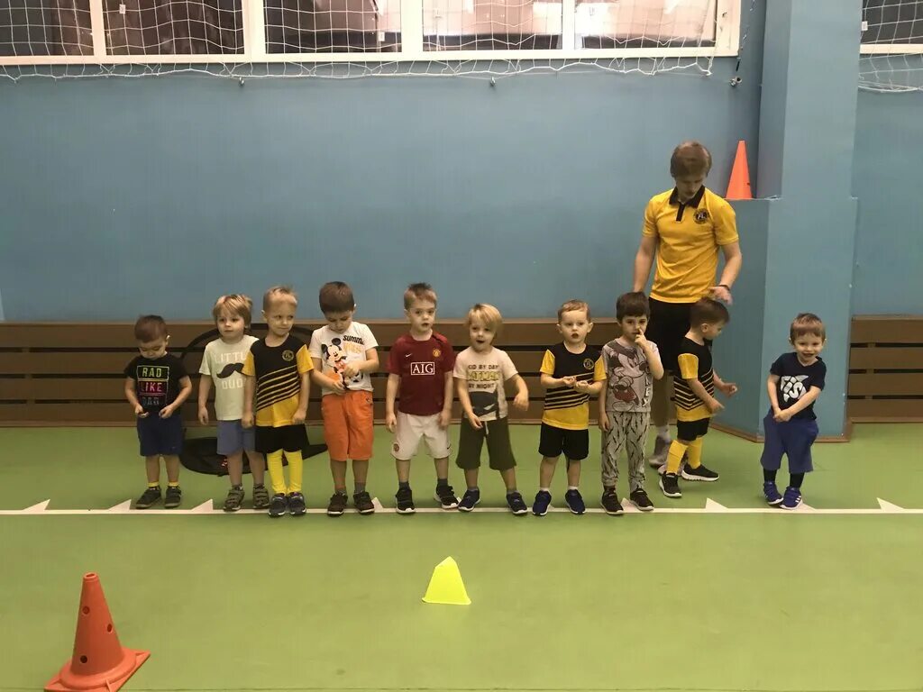 футбол в школе. футбол в школе. плей парк футбольная школа. футбол дети. футбольная игра в школе.