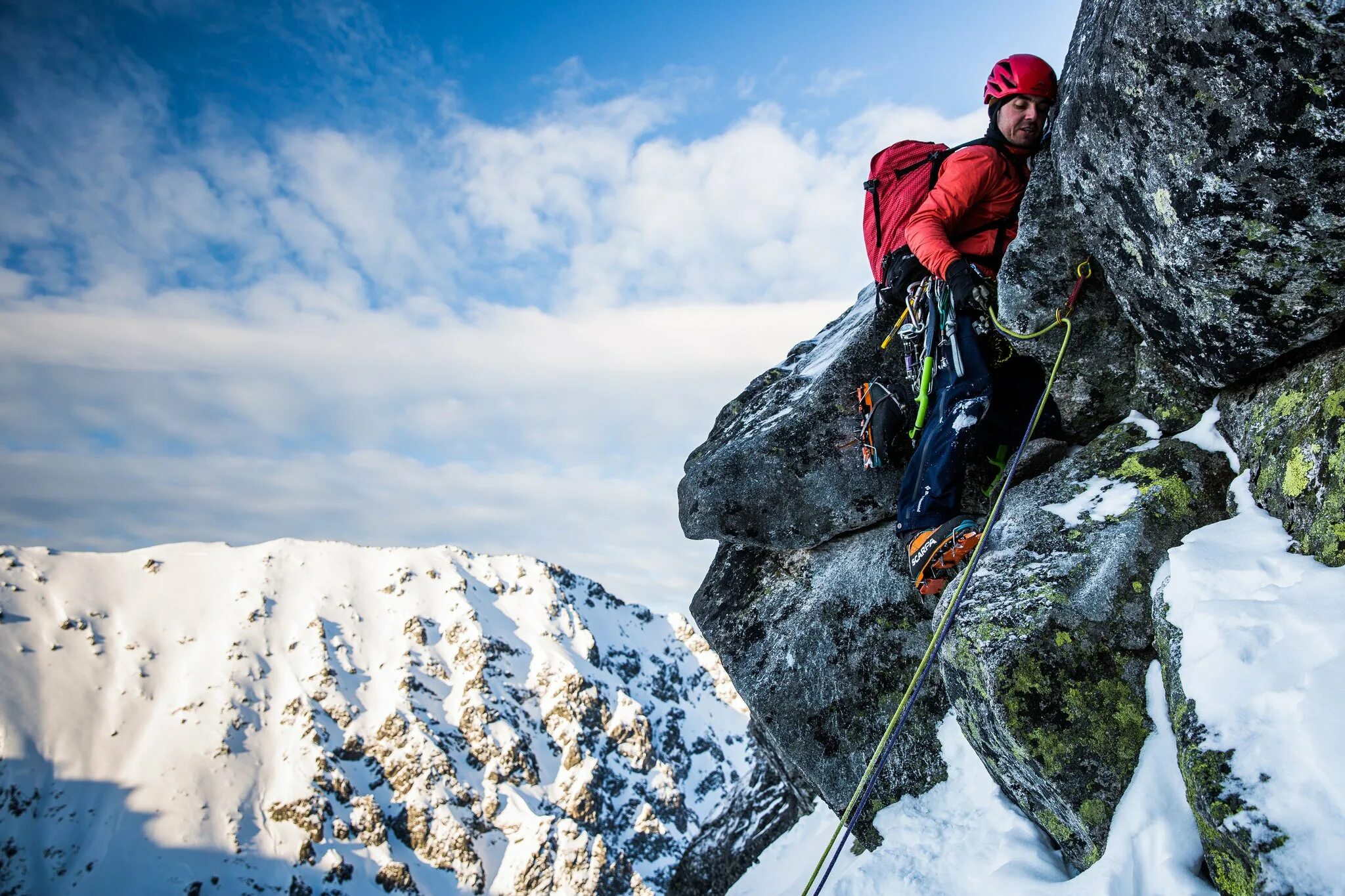 Альпинизм. Скалолазание/альпинизм (Summit/Rock Climbing). Альпинисты в горах. Альпинизм в Норвегии. Альпинисты в связке.