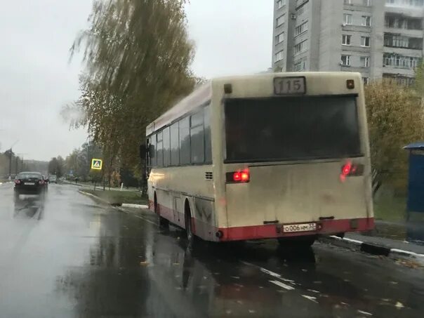 71 маршрутка рязань. Перекошенный автобус. Перекошанная маршрутка по разбитой дороге в Рязани фото.
