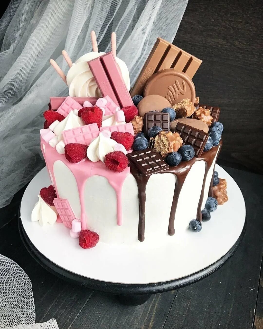 Украшение торта сладостями. Красивые торты на день рождения. Декор торта сладостями. Декор торта на день рождения. Оформление сладостями