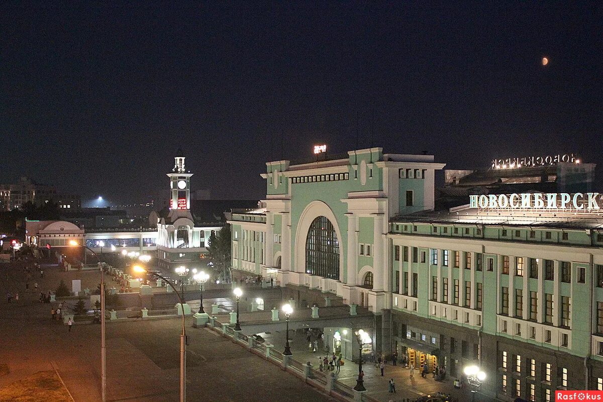 Новосибирск тараз. Новосибирск ЖД вокзал ночной. Вокзал Новосибирск главный ночью. Станция Новосибирск-главный, Новосибирск. ЖД вокзал Новосибирск главный.