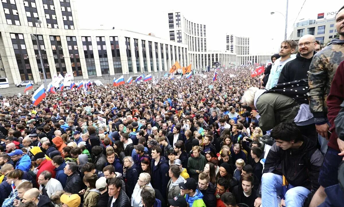 120 тыс человек. Протесты в Москве 2019 Сахарова. Митинг на проспекте Сахарова 2019. Митинг на Сахарова 2019 август. Митинг на проспекте Академика Сахарова.