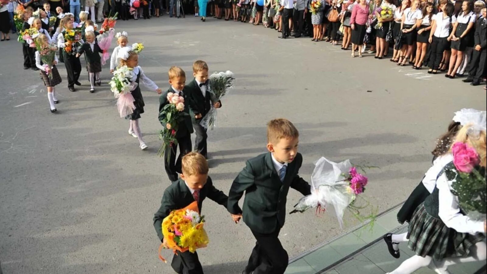 Первое сентября линейка. Линейка в школе. Линейка 1 сентября. 1 Сентября линейка в школе. День знаний в россии