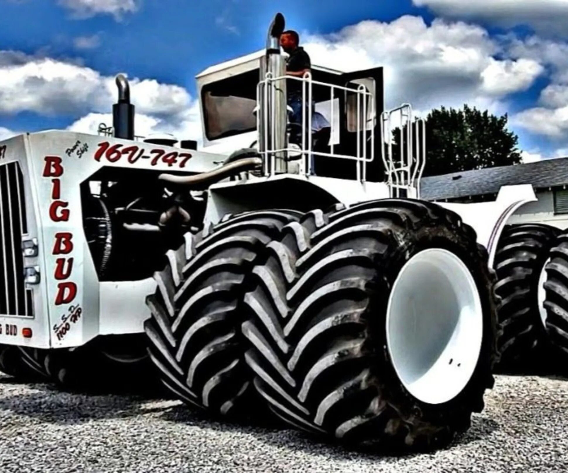 Самой дорогой трактор. Большие трактора. Трактор дорогой. Огромный трактор. Самый мощный трактор.