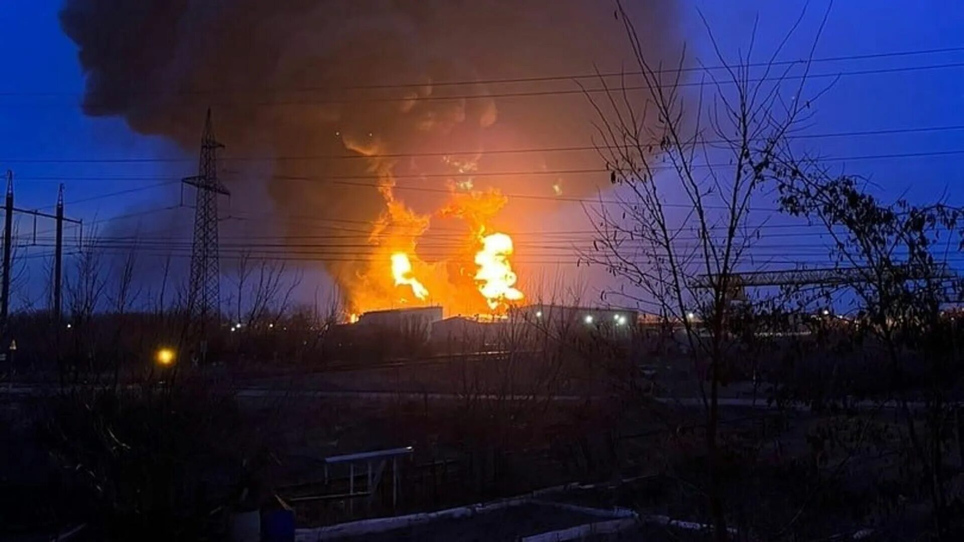 Белгород обстрелы взрывы сегодня. Пожар на нефтебазе в Белгороде. Белгород вертолеты Нефтебаза взрыв. Белгород Нефтебаза удар. Горит Нефтебаза в Белгороде.