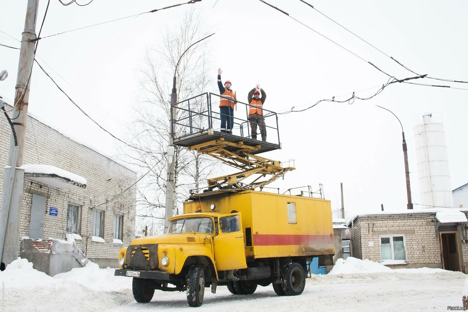 Воронеж горэлектросеть телефон аварийной. Автовышка контактной сети троллейбуса. Электромонтер контактной сети троллейбуса. Вышка контактной сети троллейбуса. Машина для ремонта контактной сети трамвая и троллейбуса.