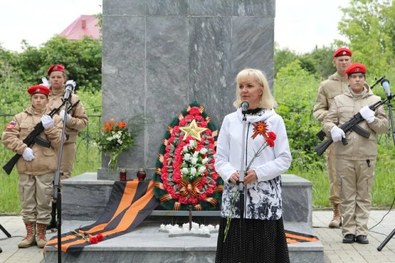 Памятник танк ярцево. Зальково ржевский район. Ярцево площадь победы. Памятник танк ярцево. Ржевская памятник воинам якутянам.