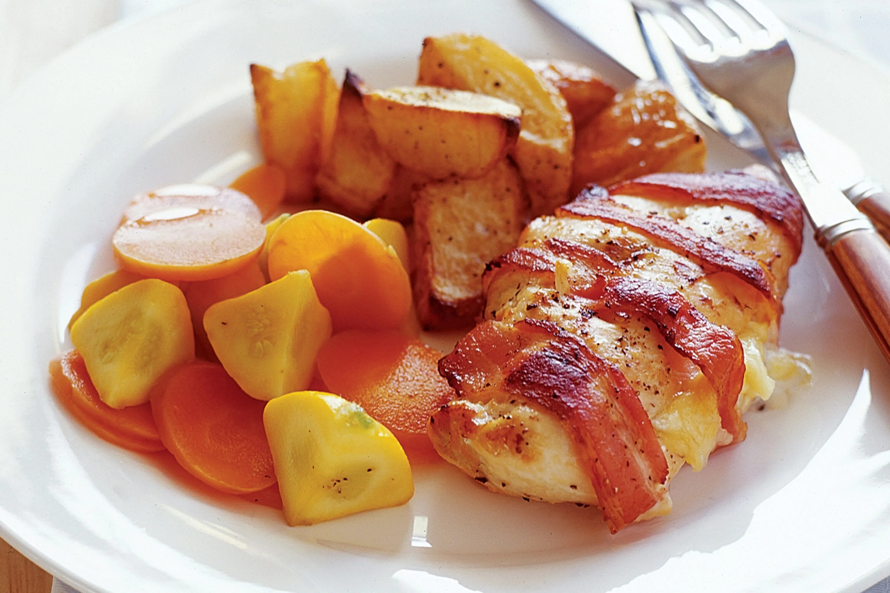 картошка в беконе с курицей. картошка в беконе с курицей. картошка-гармошка в духовке с беконом. картофель запеченыйс беконом. картошка с беконом в дух.