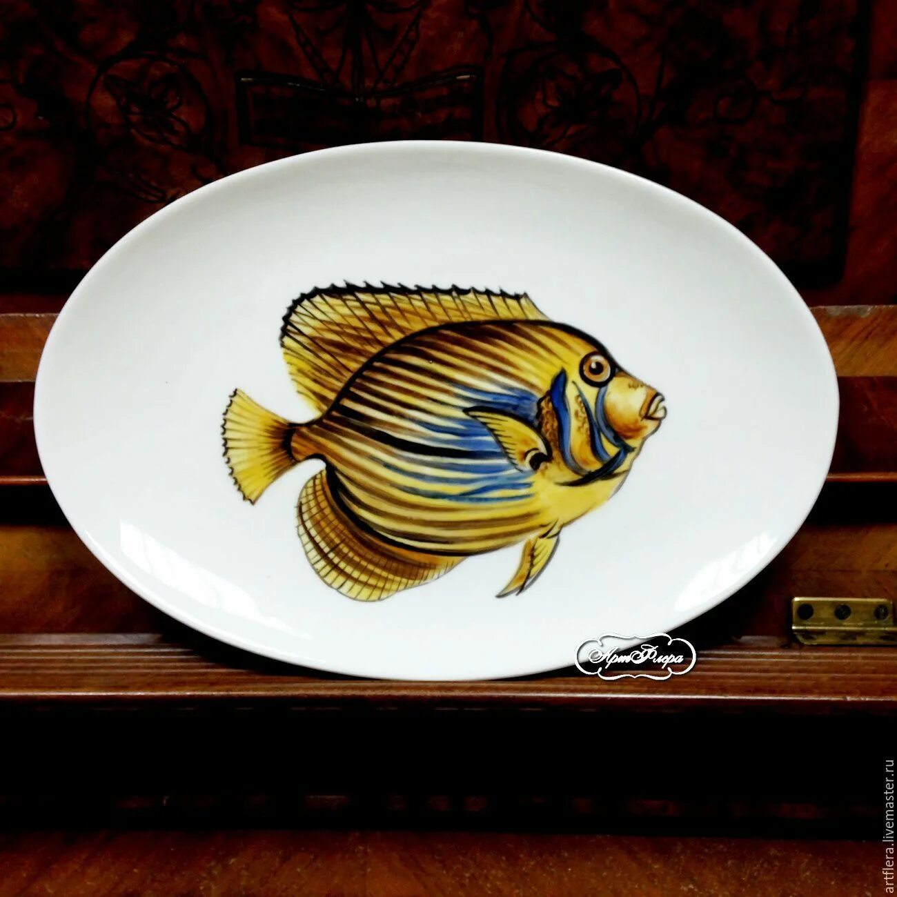 Тарелка рыбка. Роспись тарелки рыба. Рыба на тарелке. Роспись тарелок рыбки. Рыбка фарфор.