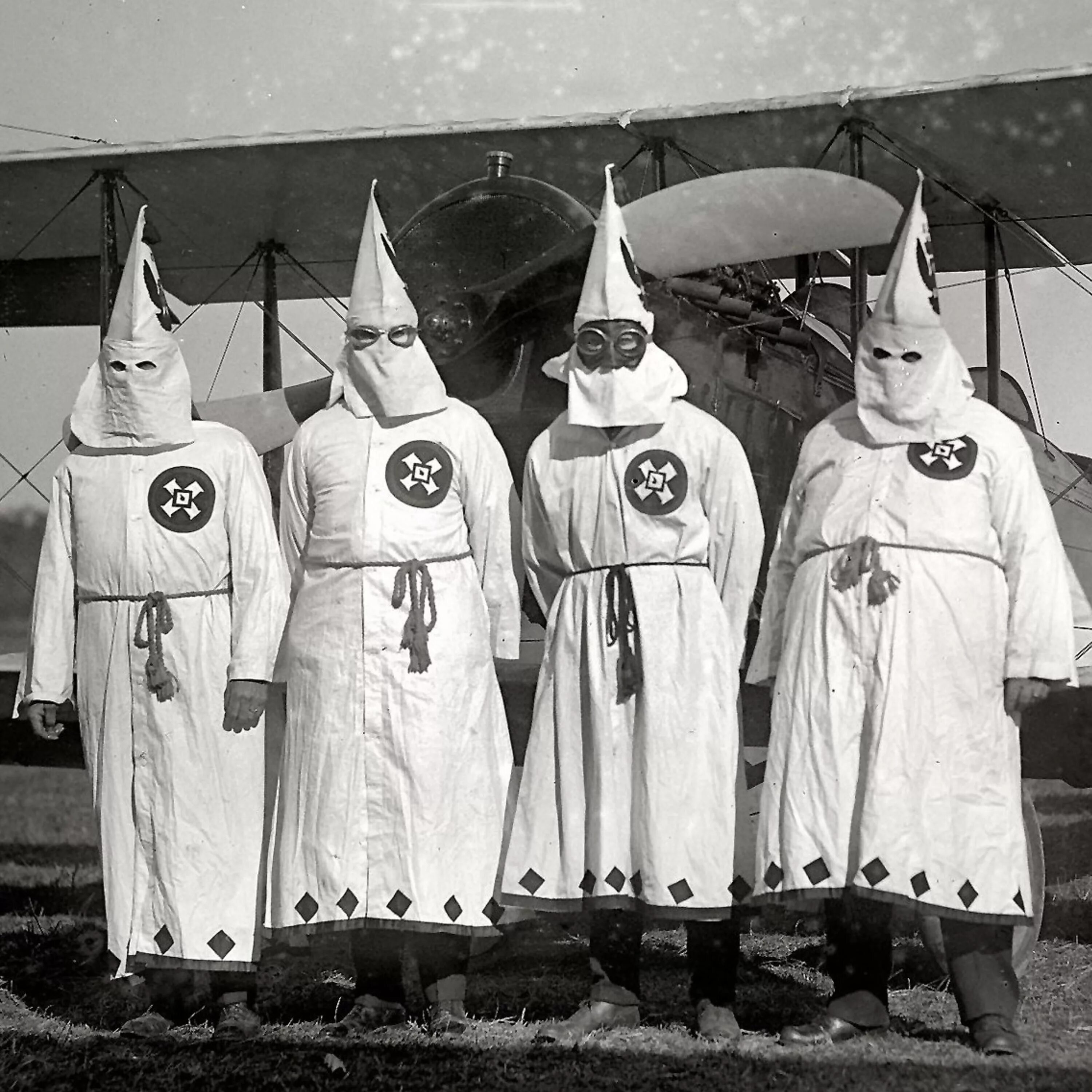 Клукс клан. Клукс клан. Ку клукс клан. Клукс клан. Клукс клан.