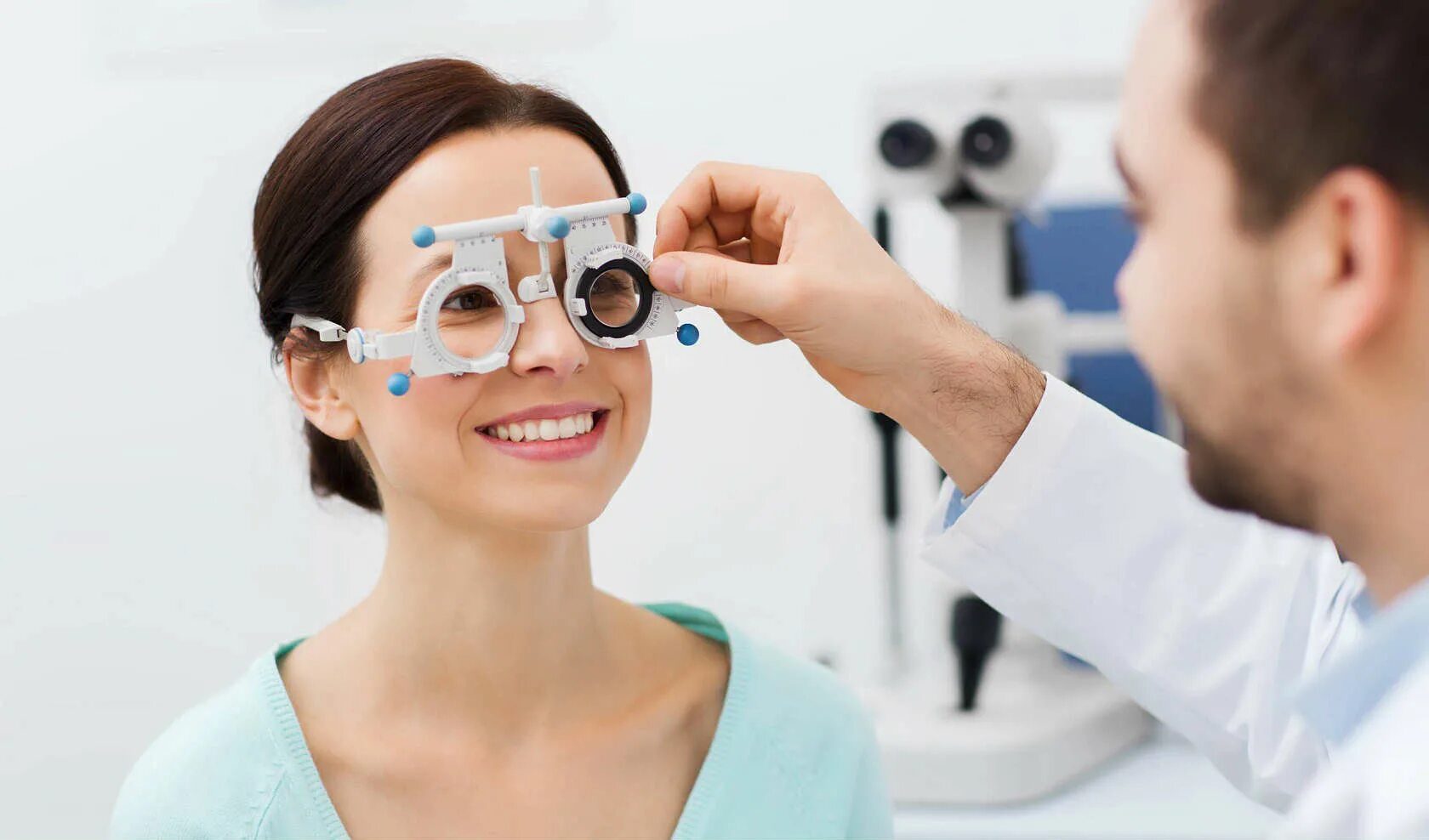 Проверить глаза. Аппарат окулиста. Посещение офтальмолога. Девушка окулист. Проверить взгляд.