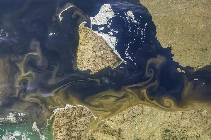 Высота карского моря над уровнем моря. Карское море загрязнение. Северная вода Речная. Русское море вода. Вулкан впадает в море.