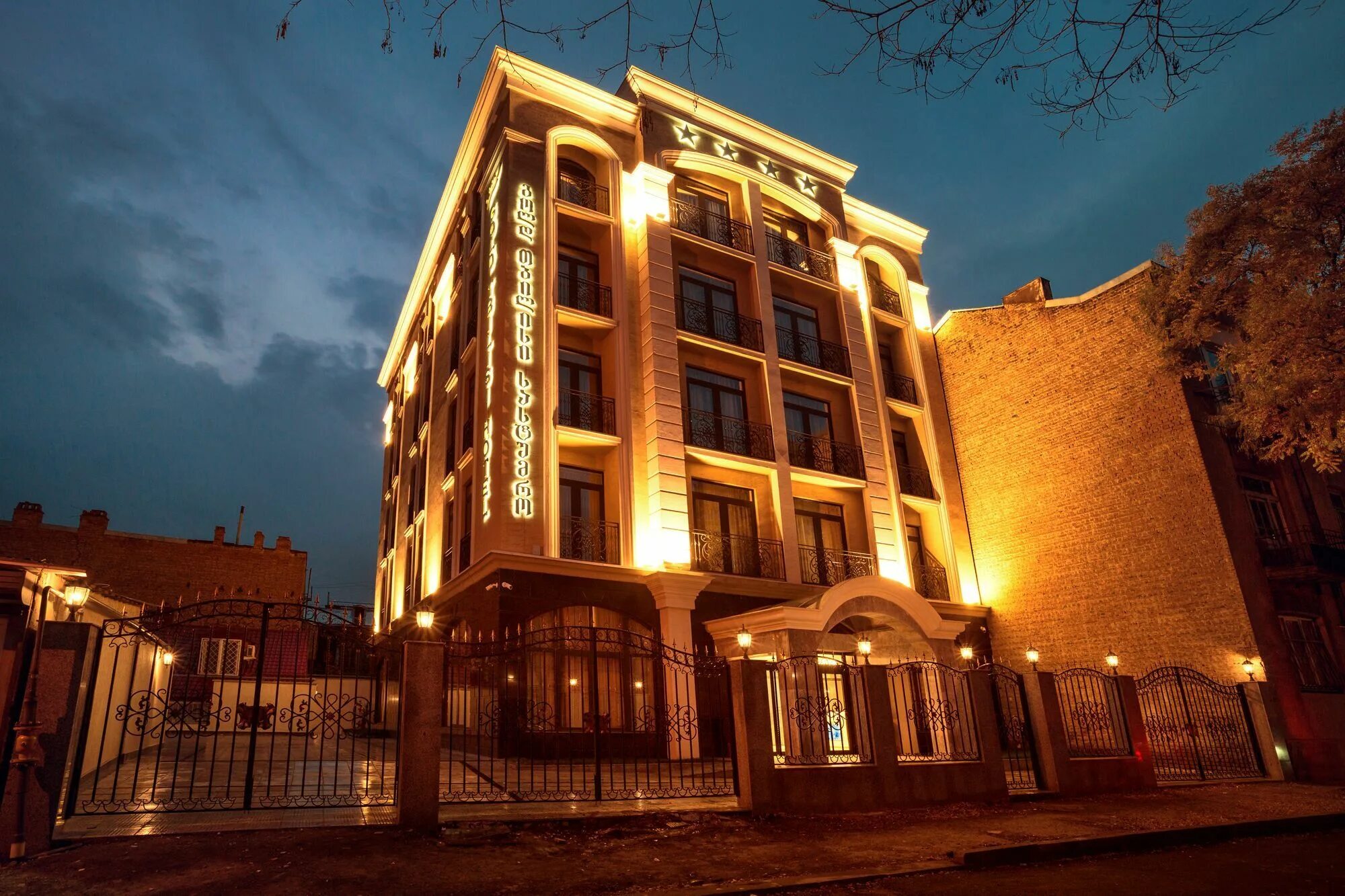 Theory Hotel Тбилиси. Gold Tbilisi Hotel 4. Отель Тифлис Тбилиси. Астория Тбилиси.