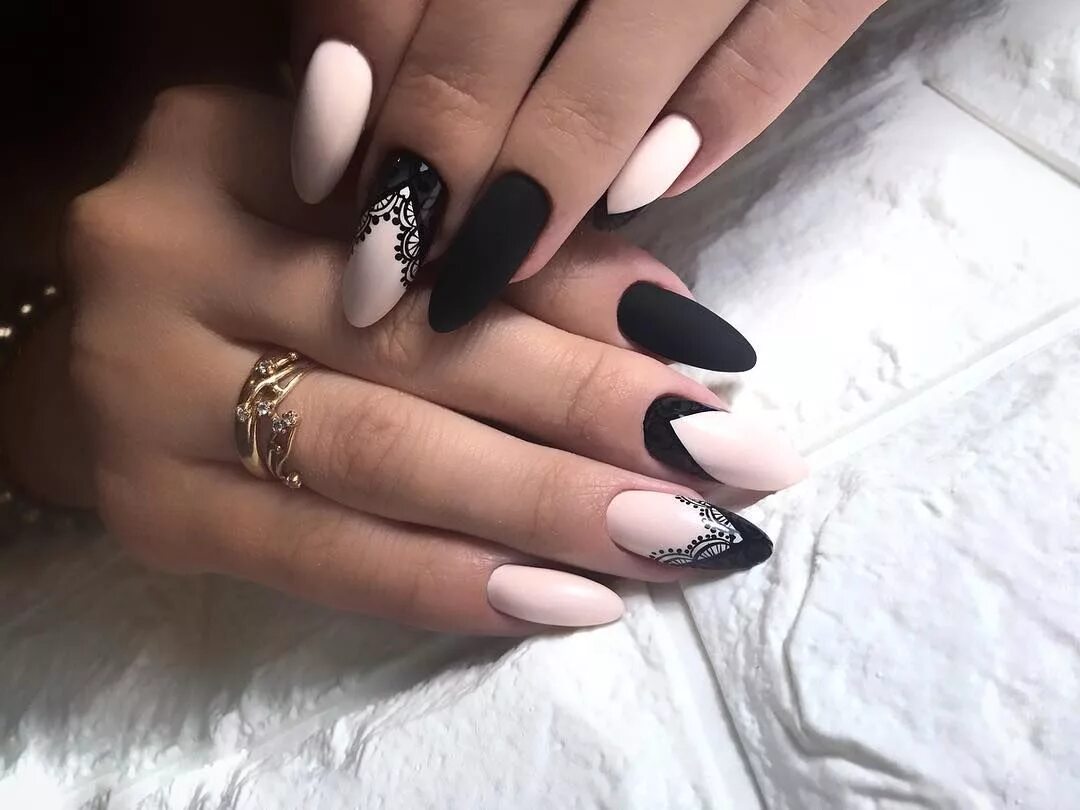 маникюр миндаль черно белый. маникюр на миндалевидные ногти. короткие острые ногти. маникюр на длинные ногти миндалевидной формы. миндальные ногти черно белые.