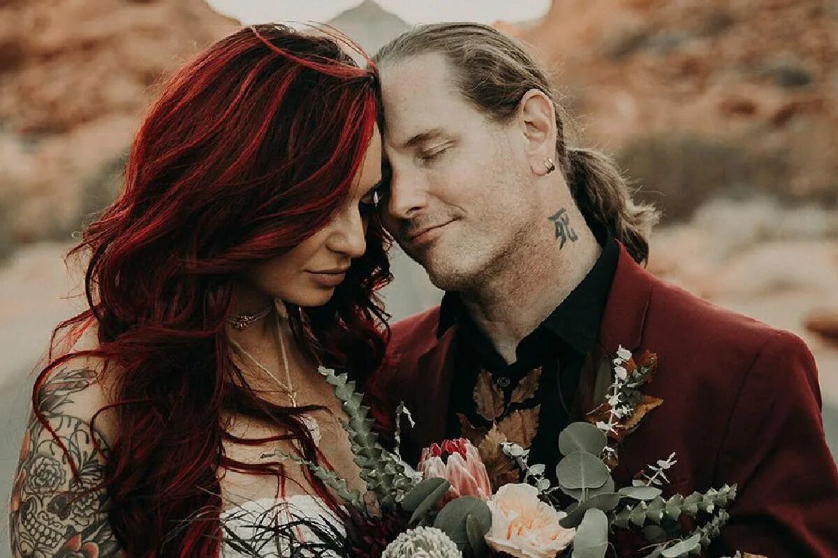 Скарлет Тейлор. Alicia dove Taylor. Corey Taylor Alicia. Corey Taylor с женой.